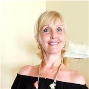 Je donne des cours de français aux étrangers. Je parle couramment l'anglais